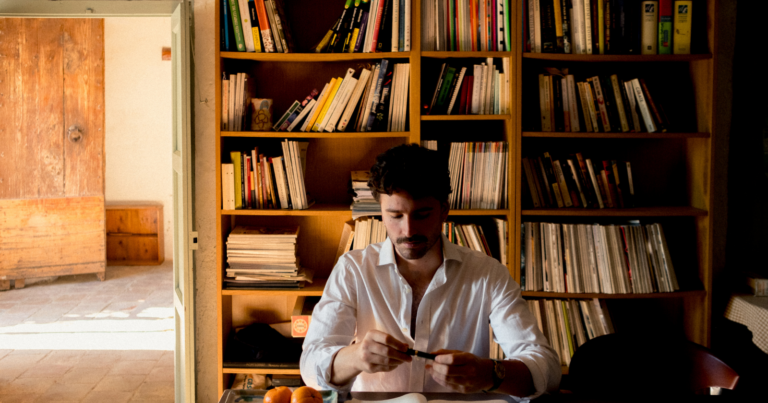 The bookshelves of 18 extraordinary people (Infographic)