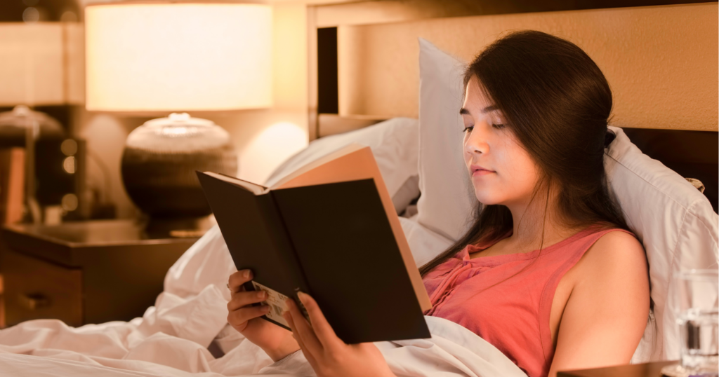 People who read before bed instead of scrolling their phone usually have these 9 advantages