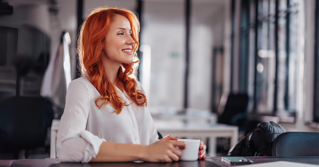 Psychology says the introverts who come across as quietly confident aren’t pretending to be extroverts in small doses, they’re the ones who stopped treating their need for solitude as a flaw to manage and started treating it as the exact thing that keeps them sharp, kind, and genuinely interested when they do show up