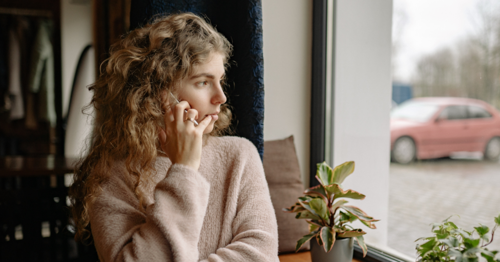 Psychology says the people with genuinely kind hearts often end up with no close friends, and it isn’t bad luck or social failure, it’s that kindness without boundaries quietly attracts people who need something rather than people who want to know you, and it takes decades to learn the difference