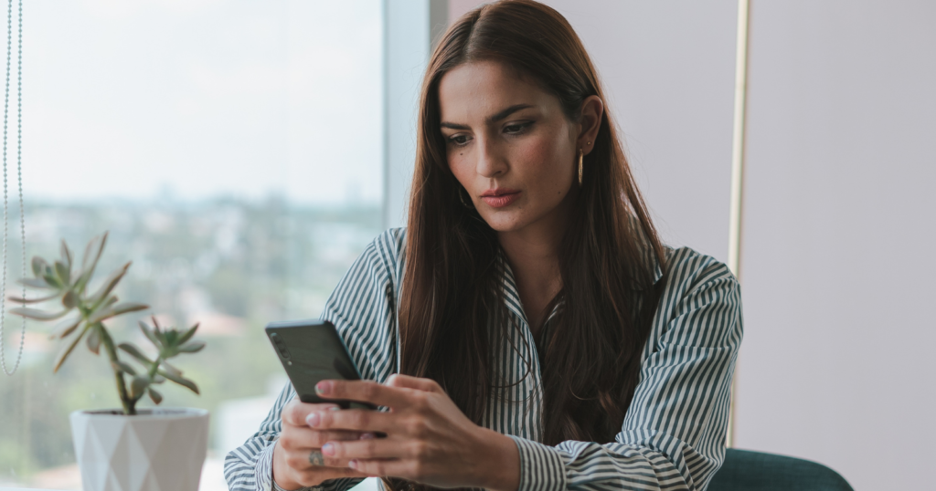 People who always respond to texts quickly usually display these 5 behaviors, says psychology