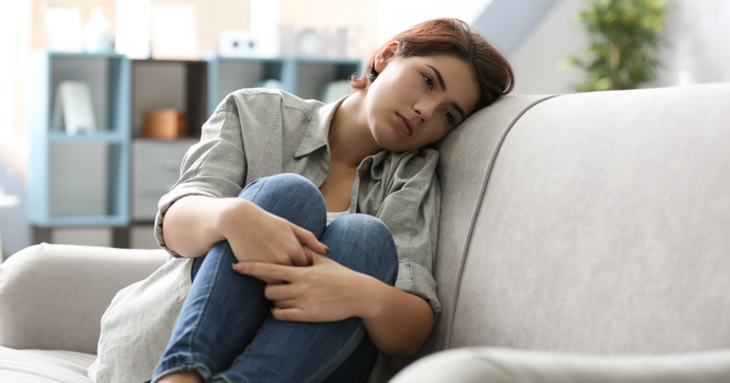 Psychology says people who have no support system to lean on emotionally aren’t choosing isolation — they’ve just been let down enough times that building something to lean on feels more dangerous than standing alone, and the exhaustion of carrying everything by yourself is still less painful than the collapse of trusting someone who doesn’t stay